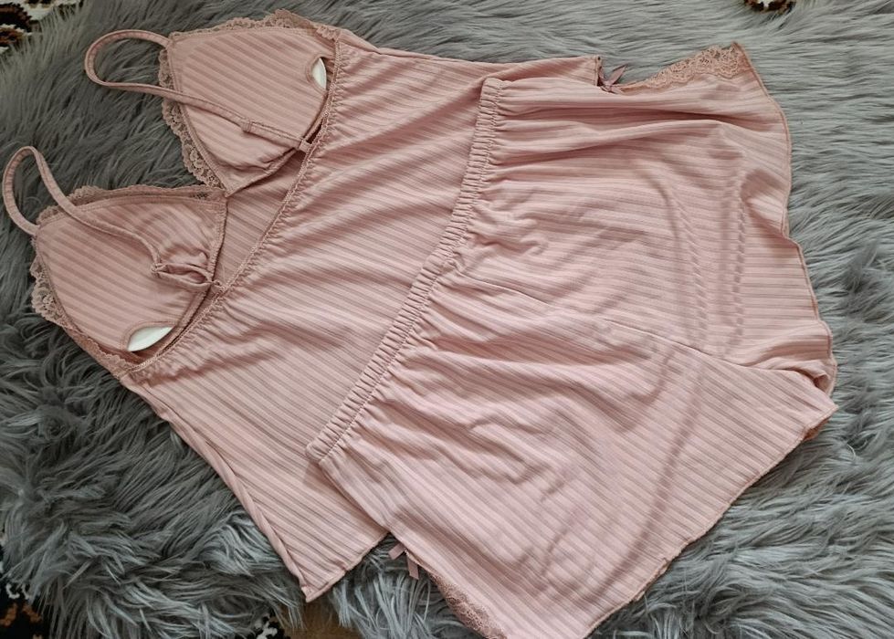 Ідеальна рожева піжама з мережевною майкою та шортами