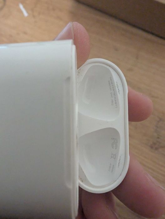 Caixa dos airpods 1 geração e capa (os airpods avariaram)