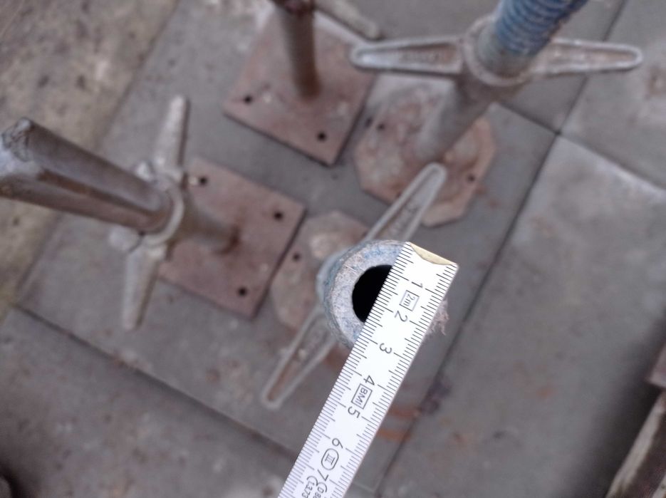 Śruby regulujące poziomujące rusztowanie