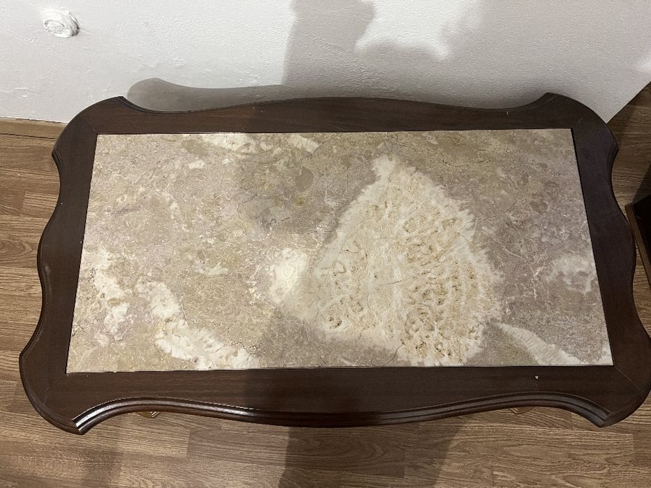 Mesa de madeira e mármore