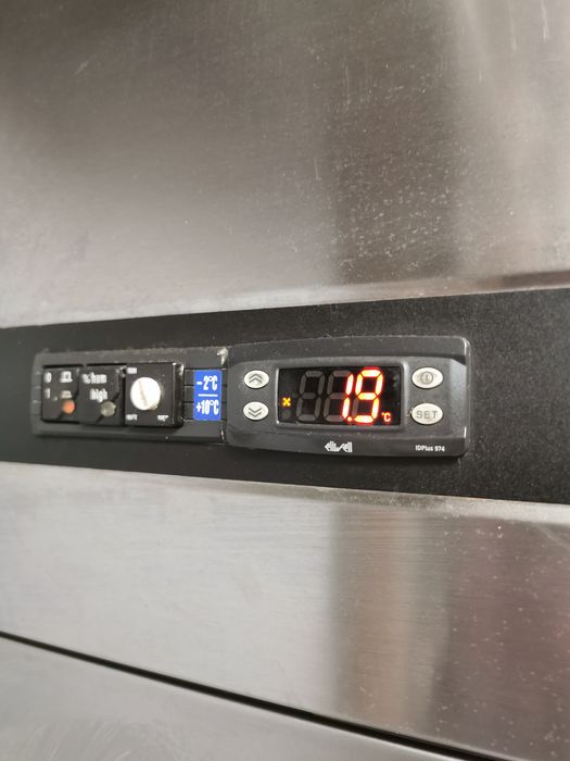 Холодильна та морозильна камери zanussi.