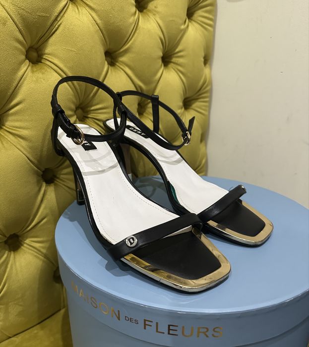 Босоніжки шкіряні DKNY 40/41
