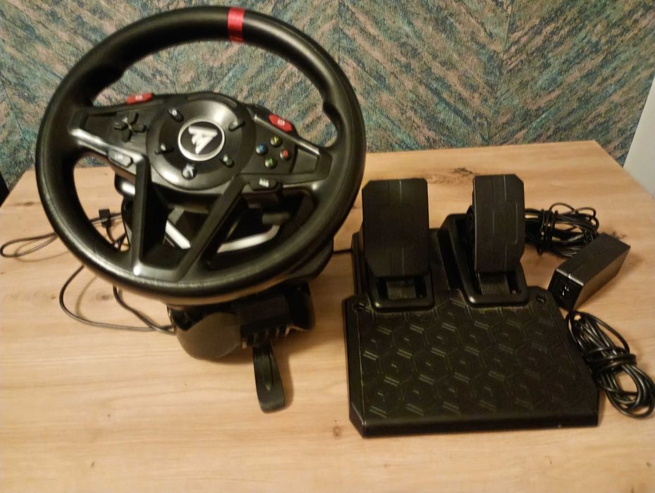 Thrustmaster T128 + pedały. Bardzo dobry stan. Bez pudełka
