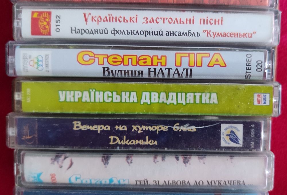 На продаж аудіо і відео CD i DVD