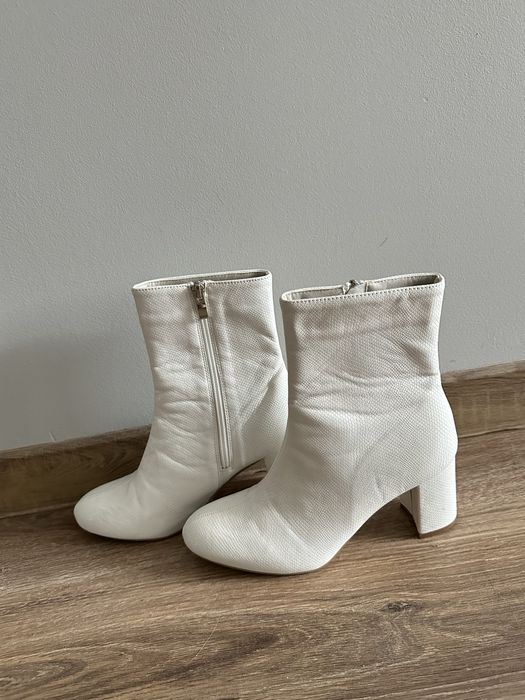 Білі шкіряні ботінки на каблуку