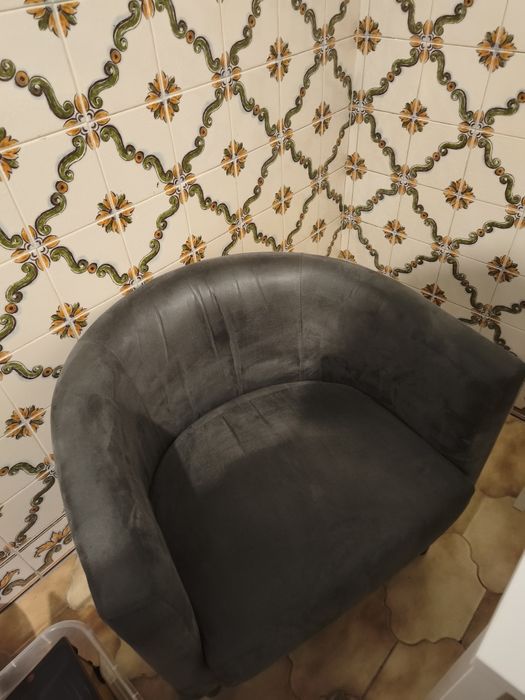 Sofá usado cinzento