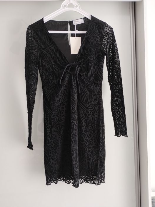 Sukienka mała czarna Bershka