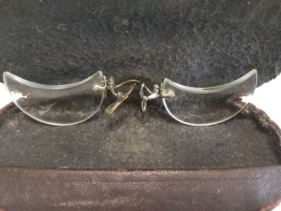 Пенсне с редкой формой стекол.