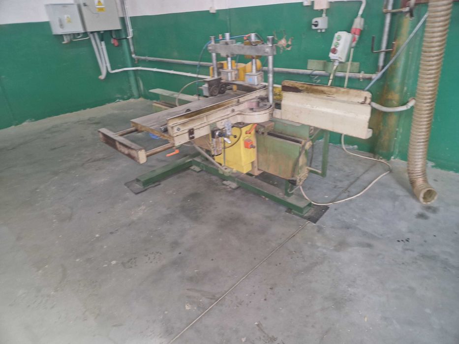 Frezarka dolnowrzecionowa GOMA ze stolikiem posuwem i dociskiem