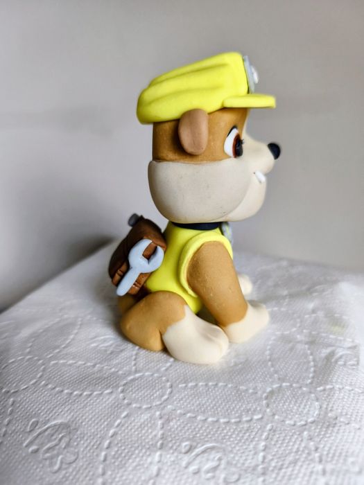 Figurka psa Rubble z Psi patrol z masy cukrowej