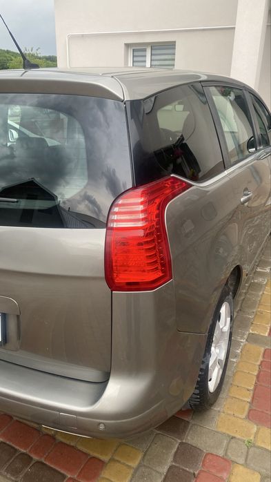 Автомобіль пежо 5008