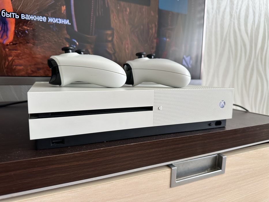 Ігрова приставка XBOX One S 1tb + 2 геймпади