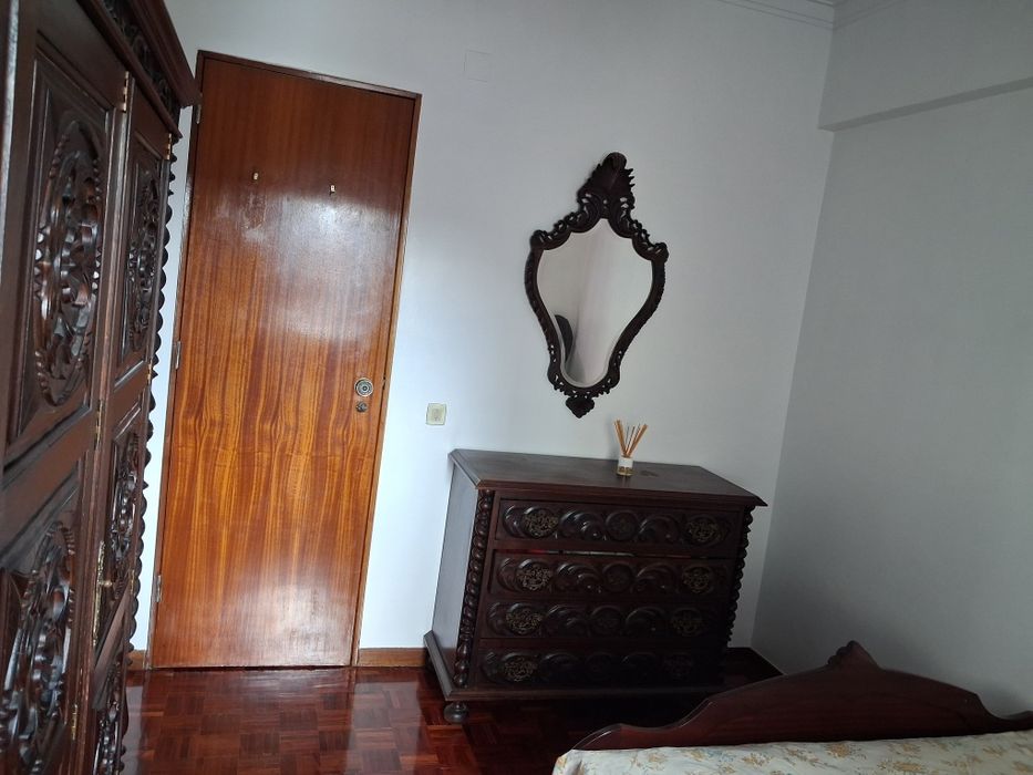 Aluga-se um quarto