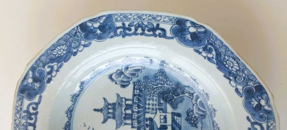 Excepcional Prato fundo, de borda oitavada, China Séc XVIII Qianlong