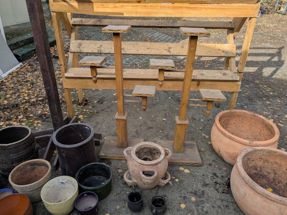 Donice gliniane /ceramiczne/plastikowe oraz ,kwietniki,wieszak ,regał