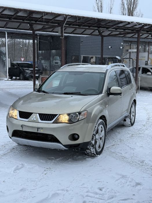 Авто щойно пригнано з ЄС
Дизель повний привід підключаємий
Розхід гарний
Гума зима
Двигун ідеально і коробка 
Салон не порваний
Пробігу 250 тисяч
Заводиться ідеально 
Їде гарно
Авто по кузову ідеальне
По днищу теж ідеальне.

Торга не буде - символічний на каву.  Є стан є ціна. Не підходе , щукайте інше - гнилих багагато )
