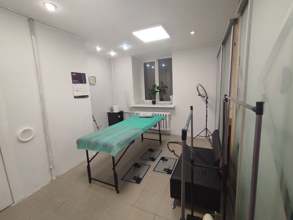 Здається два кабінета в центрі міста