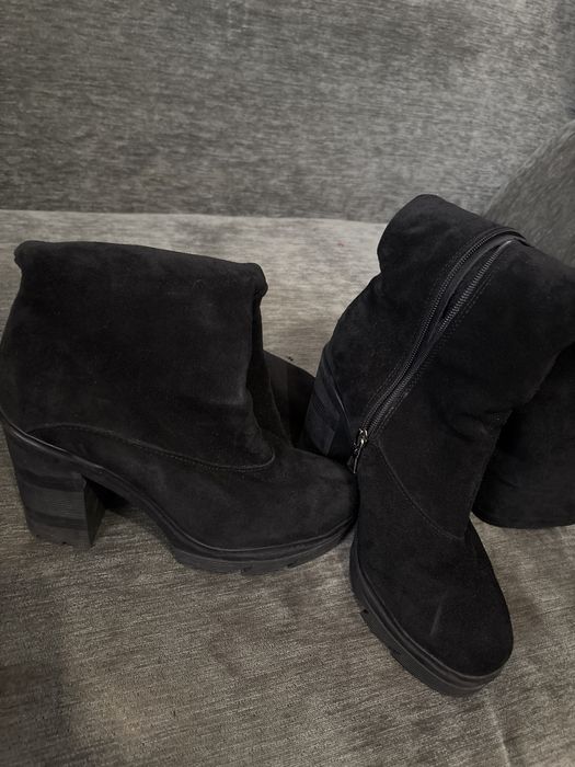 Продам натуральні замшеві чоботи