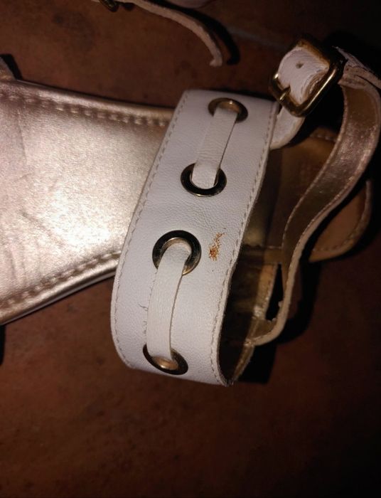 Sandały skórzane na małej koturnie