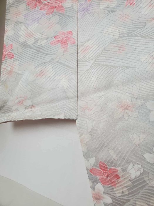Jedwabne srebrne kimono komon japońskie w kwiaty różowe białe awase