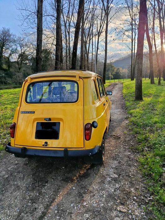 Aluguer Renault 4L com teto de abrir