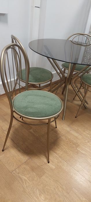 Conjunto mesa e 4 cadeiras COMO NOVO