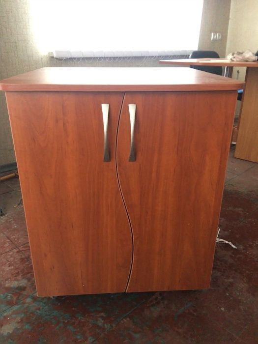 Офисная мебель. Большой офисный стол