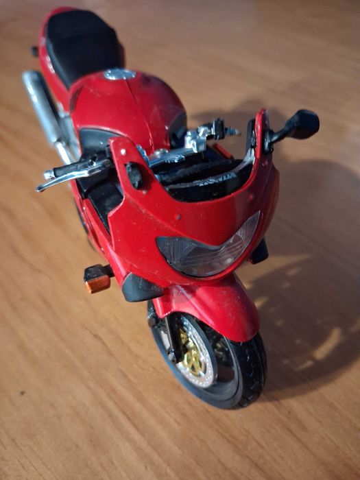 Miniatura Honda CBR 600 F4 escala 1:24