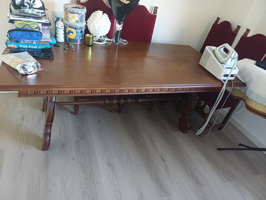 Mesa com oito cadeiras