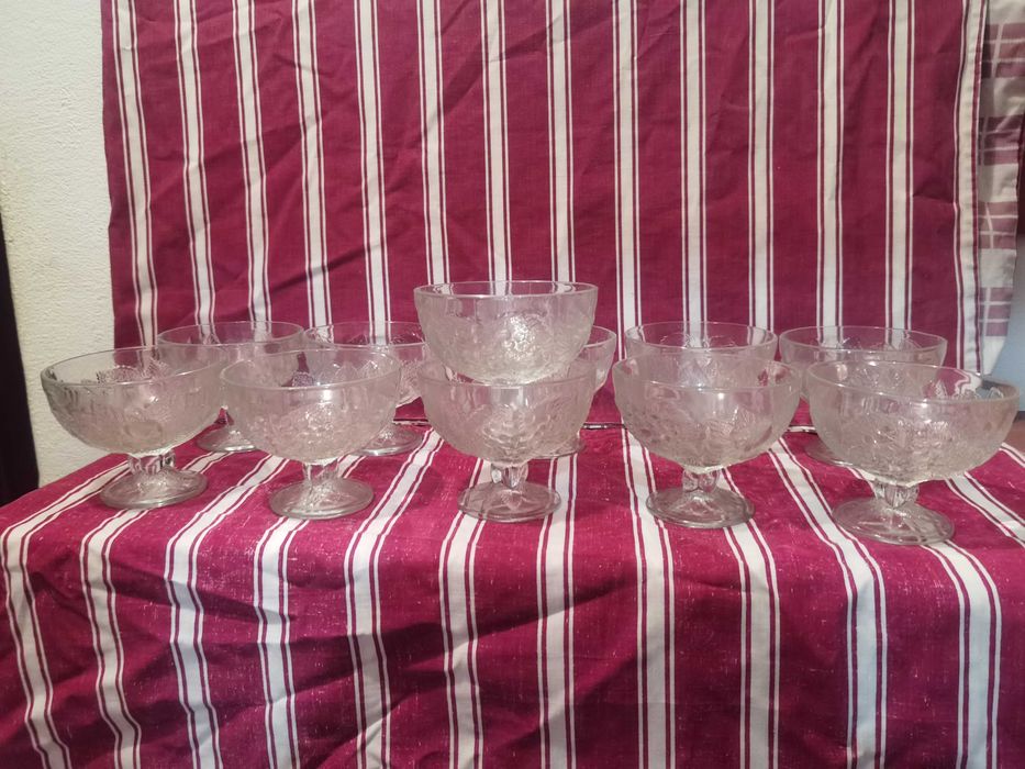 conjunto de 11 lindas taças de sobremesa em vidro com relevos de frutas