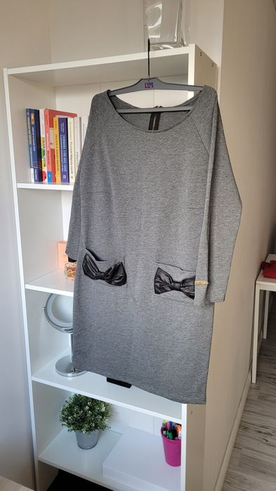 Sukienka z kokardami