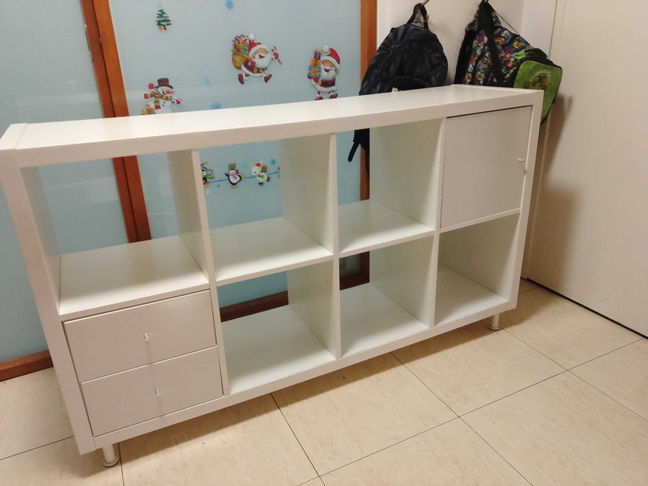 Estante de chão IKEA com 2 gavetas e uma porta