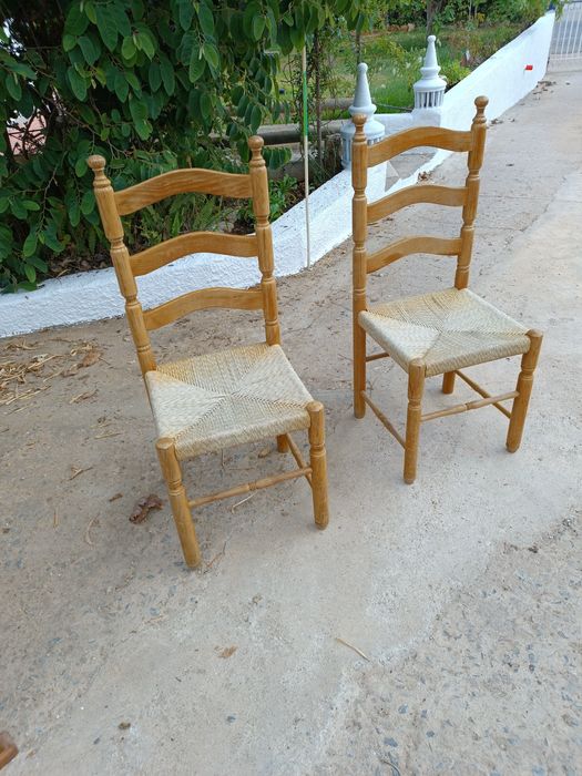 Mesa e  duas cadeiras