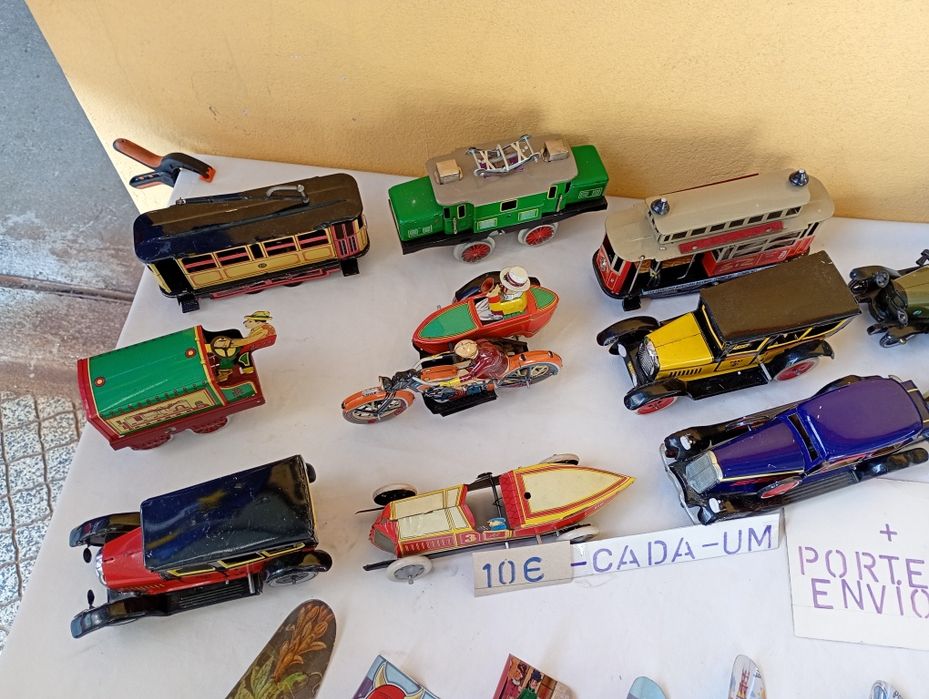 Brinquedos em chapa estrangeiros litografados