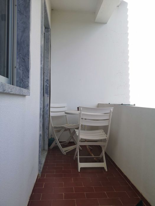 Apartamento T2 mobilado em moradia,com entrada privativa, cozinha equipada.