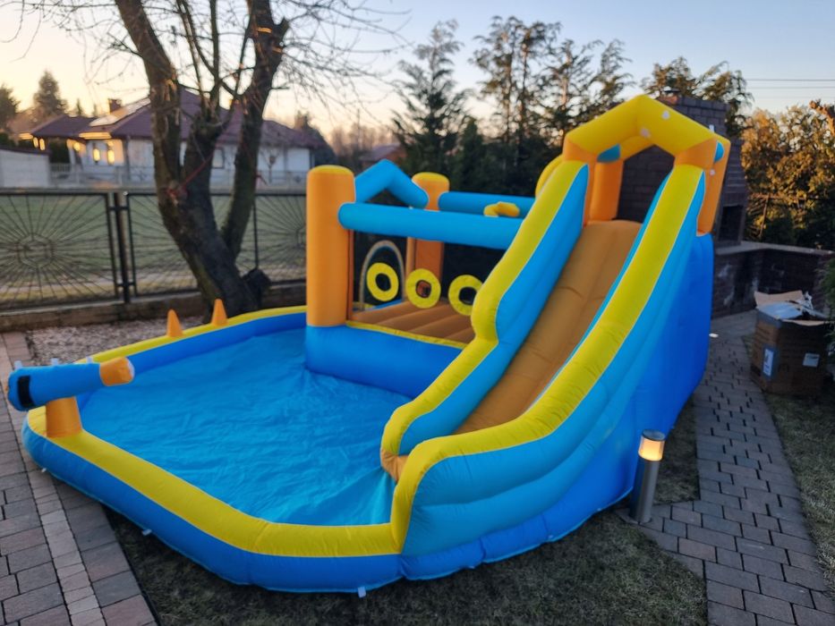 Dmuchany plac zabaw dla dzieci
