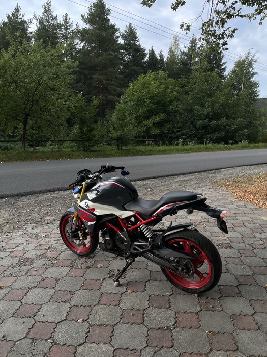 BMW G310r.