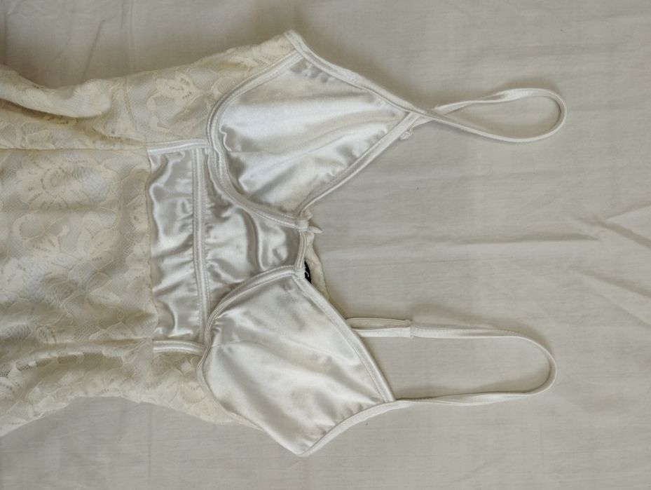 Biała koronkowa sukienka dopasowana