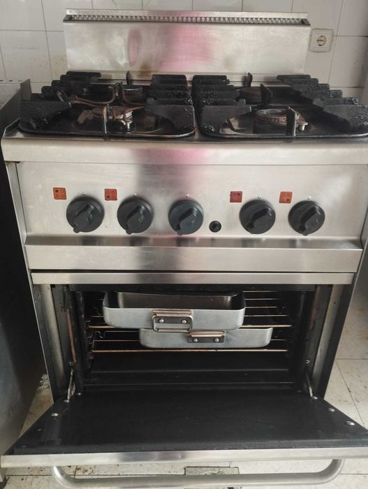Fogão industrial de 4 bicos com forno