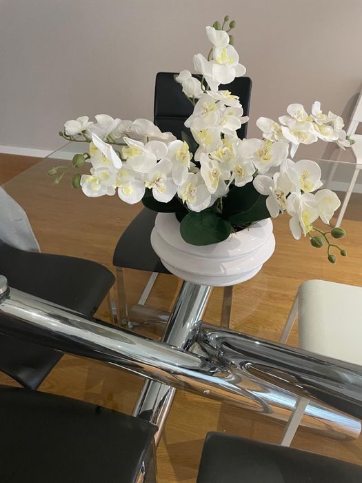 Mesa de jantar de vidro com pés em cromado