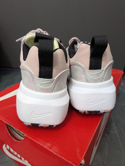 Нові жіночі кросівки Nike