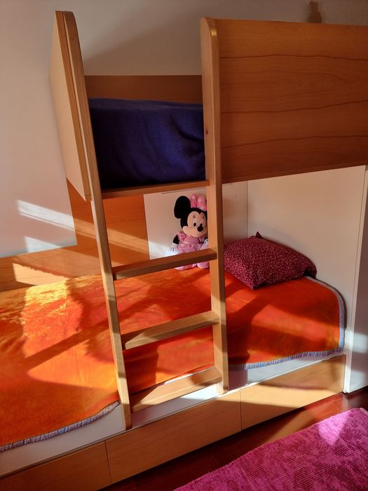 Cama tipo beliche com arrumação (c/ armário e 3 gavetões) 1/2 do preço