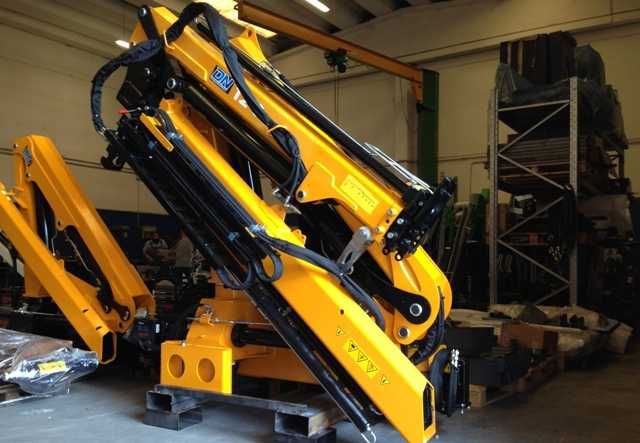 ŻURAW włoskiego producenta DN 12.0 S3 (na podwozie powyżej 3,5 DMC)