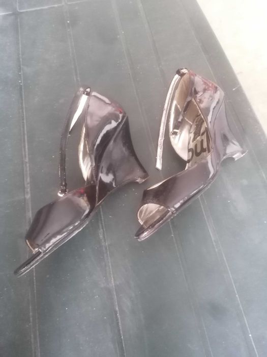 Sapatos pretos de cunha