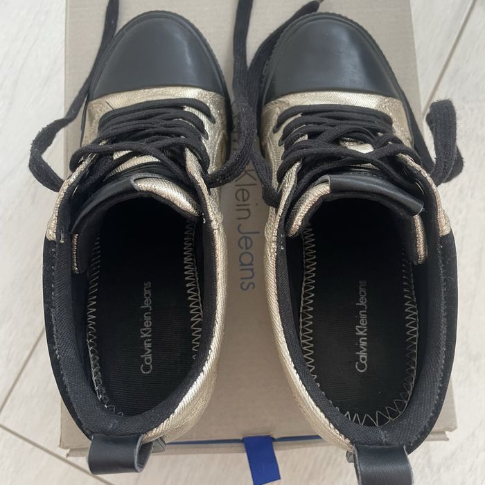 Buty sneakersy damskie na koturnie czarno złote Calvin Klein 36
