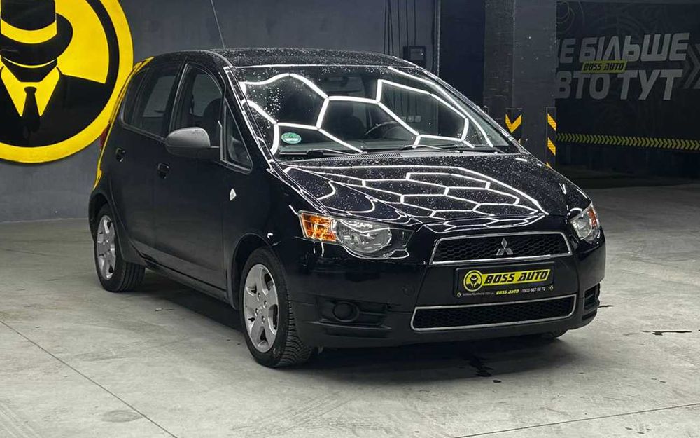 ID: 50290

Пригнаний з Німеччини у 2025 році, без ДТП, фарба рідна, два ключі, сервісна книжка наявна, зимова резина, технічне обслуговування пройдено 4000 км тому, ходова в ідеальному стані, мотор без зауважень. Комплектація: 2 електросклопідйомники, штатна мультимедія, кондиціонер працює, титанові диски. Colt 2012 року, готовий до експлуатації.