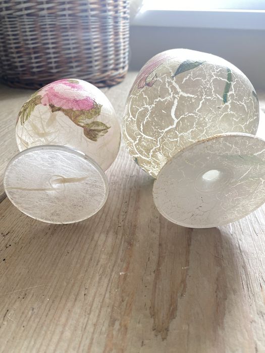 Dwa ozdobne kieliszki decoupage