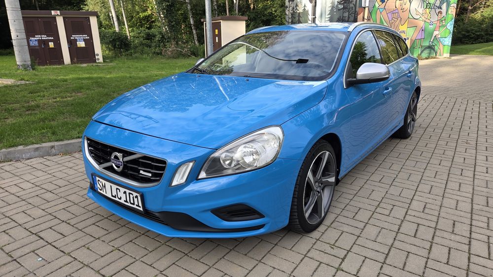 Volvo V60 R Design_2.0d_T3_5 cylindrów_2013r_Piękny kolor