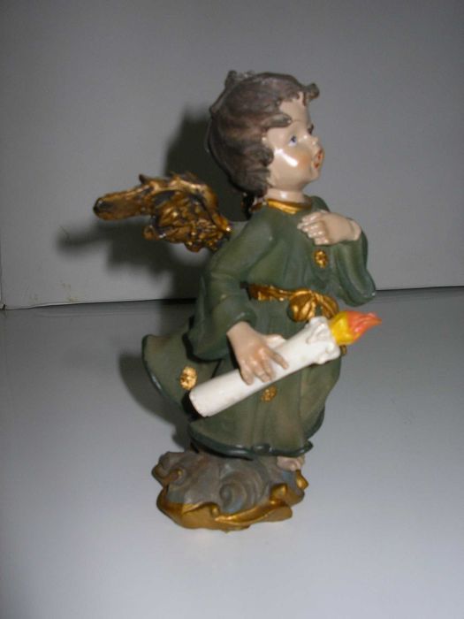 Anjo com Vela, em Porcelana