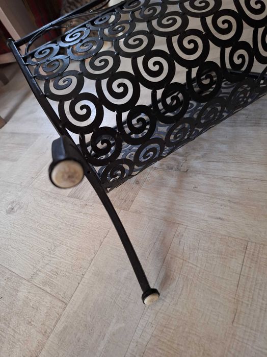 Metalowy stojak na gazety lub na drewno